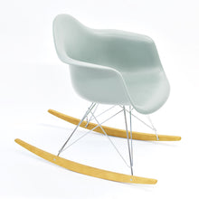 Carica l'immagine nel visualizzatore di Gallery, Vitra Eames Schaukelstuhl - Plastic Armchair RE RAR