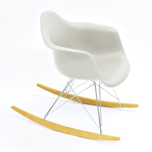 Carica l'immagine nel visualizzatore di Gallery, Vitra Eames Schaukelstuhl - Plastic Armchair RE RAR