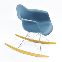 Carica l'immagine nel visualizzatore di Gallery, Vitra Eames Schaukelstuhl - Plastic Armchair RE RAR