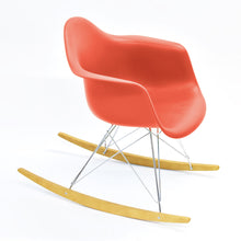 Carica l'immagine nel visualizzatore di Gallery, Vitra Eames Schaukelstuhl - Plastic Armchair RE RAR