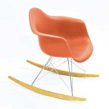 Carica l'immagine nel visualizzatore di Gallery, Vitra Eames Schaukelstuhl - Plastic Armchair RE RAR