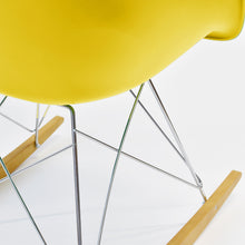 Carica l'immagine nel visualizzatore di Gallery, Vitra Eames Schaukelstuhl - Plastic Armchair RE RAR