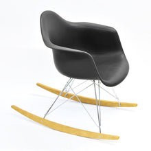 Carica l'immagine nel visualizzatore di Gallery, Vitra Eames Schaukelstuhl - Plastic Armchair RE RAR