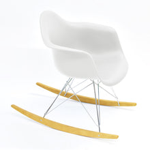 Carica l'immagine nel visualizzatore di Gallery, Vitra Eames Schaukelstuhl - Plastic Armchair RE RAR