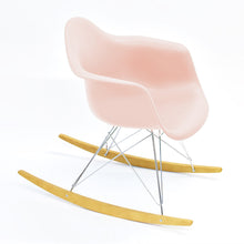 Carica l'immagine nel visualizzatore di Gallery, Vitra Eames Schaukelstuhl - Plastic Armchair RE RAR