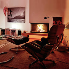 Charger l'image dans la galerie, Vitra Lounge Chair & Ottoman (XL / Neue Maße) - Nussbaum schwarz pigmentiert, Leder Premium F Nero, poliert