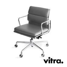 Lade das Bild in den Galerie-Viewer, vitra Eames Soft Pad Chair EA 217, Bürostuhl mit Rollen, Leder / verchromt
