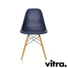 Charger l'image dans la galerie, vitra Eames Fiberglass Side Chair DSW, Untergestell Ahorn, gelblich & weitere Farben