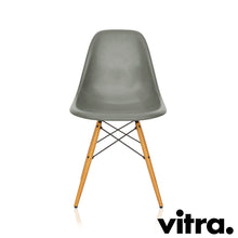 Charger l'image dans la galerie, vitra Eames Fiberglass Side Chair DSW, Untergestell Ahorn, gelblich & weitere Farben