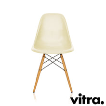 Charger l'image dans la galerie, vitra Eames Fiberglass Side Chair DSW, Untergestell Ahorn, gelblich & weitere Farben
