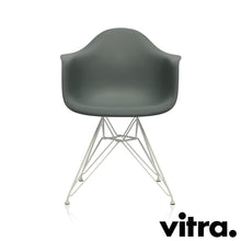 Lade das Bild in den Galerie-Viewer, Vitra Eames Plastic Armchair RE - DAR, Untergestell weiss & weitere Farben