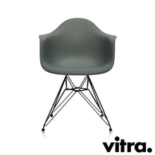 Afbeelding in Gallery-weergave laden, Vitra Eames Plastic Armchair RE - DAR, Untergestell schwarz (outdoor tauglich) & weitere Farben