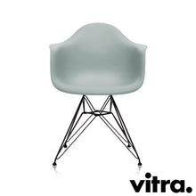 Afbeelding in Gallery-weergave laden, Vitra Eames Plastic Armchair RE - DAR, Untergestell schwarz (outdoor tauglich) & weitere Farben