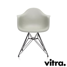 Afbeelding in Gallery-weergave laden, Vitra Eames Plastic Armchair RE - DAR, Untergestell schwarz (outdoor tauglich) & weitere Farben