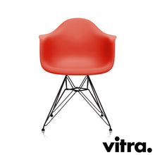 Lade das Bild in den Galerie-Viewer, Vitra Eames Plastic Armchair RE - DAR, Untergestell schwarz (outdoor tauglich) &amp; weitere Farben
