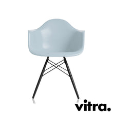 Charger l'image dans la galerie, Vitra Eames Plastic Armchair RE DAW, Untergestell Ahorn, schwarz & weitere Farben