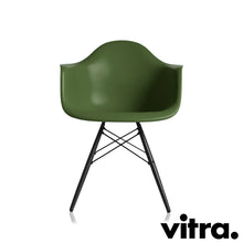 Charger l'image dans la galerie, Vitra Eames Plastic Armchair RE DAW, Untergestell Ahorn, schwarz & weitere Farben