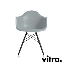 Charger l'image dans la galerie, Vitra Eames Plastic Armchair RE DAW, Untergestell Ahorn, schwarz & weitere Farben