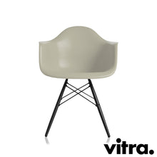 Charger l'image dans la galerie, Vitra Eames Plastic Armchair RE DAW, Untergestell Ahorn, schwarz & weitere Farben