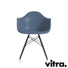 Charger l'image dans la galerie, Vitra Eames Plastic Armchair RE DAW, Untergestell Ahorn, schwarz & weitere Farben
