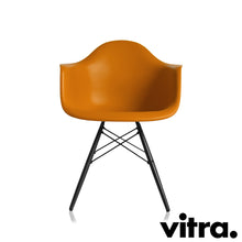 Charger l'image dans la galerie, Vitra Eames Plastic Armchair RE DAW, Untergestell Ahorn, schwarz & weitere Farben
