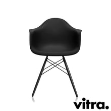 Charger l'image dans la galerie, Vitra Eames Plastic Armchair RE DAW, Untergestell Ahorn, schwarz & weitere Farben
