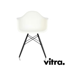 Charger l'image dans la galerie, Vitra Eames Plastic Armchair RE DAW, Untergestell Ahorn, schwarz & weitere Farben