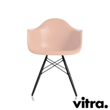 Charger l'image dans la galerie, Vitra Eames Plastic Armchair RE DAW, Untergestell Ahorn, schwarz & weitere Farben