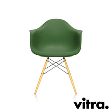 Lade das Bild in den Galerie-Viewer, Vitra Eames Plastic Armchair RE DAW, Untergestell Ahorn, gelblich & weitere Farben