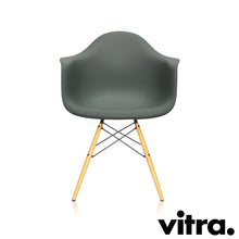 Lade das Bild in den Galerie-Viewer, Vitra Eames Plastic Armchair RE DAW, Untergestell Ahorn, gelblich & weitere Farben