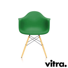 Lade das Bild in den Galerie-Viewer, Vitra Eames Plastic Armchair RE DAW, Untergestell Ahorn, gelblich & weitere Farben