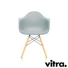 Lade das Bild in den Galerie-Viewer, Vitra Eames Plastic Armchair RE DAW, Untergestell Ahorn, gelblich & weitere Farben