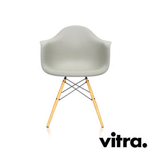 Lade das Bild in den Galerie-Viewer, Vitra Eames Plastic Armchair RE DAW, Untergestell Ahorn, gelblich & weitere Farben
