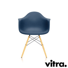 Lade das Bild in den Galerie-Viewer, Vitra Eames Plastic Armchair RE DAW, Untergestell Ahorn, gelblich & weitere Farben