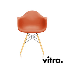 Lade das Bild in den Galerie-Viewer, Vitra Eames Plastic Armchair RE DAW, Untergestell Ahorn, gelblich & weitere Farben