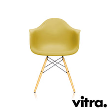Lade das Bild in den Galerie-Viewer, Vitra Eames Plastic Armchair RE DAW, Untergestell Ahorn, gelblich & weitere Farben