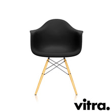 Lade das Bild in den Galerie-Viewer, Vitra Eames Plastic Armchair RE DAW, Untergestell Ahorn, gelblich & weitere Farben