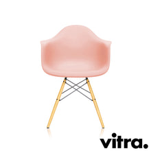 Lade das Bild in den Galerie-Viewer, Vitra Eames Plastic Armchair RE DAW, Untergestell Ahorn, gelblich & weitere Farben