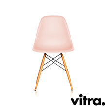 Lade das Bild in den Galerie-Viewer, Vitra Eames Plastic Side Chair DSW, Untergestell Ahorn, gelblich & weitere Farben