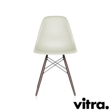 Lade das Bild in den Galerie-Viewer, Vitra Eames Plastic Side Chair DSW, Untergestell Ahorn, dunkel & weitere Farben