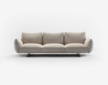 Charger l&#39;image dans la galerie, BUFFA Sofa von Prostoria – Skulpturaler Komfort in moderner Form

