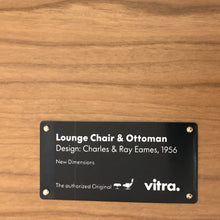 Afbeelding in Gallery-weergave laden, 15% RABATT AUF AUSSTELLER Vitra Lounge Chair &amp; Ottoman - Amerikanischer Kirschbaum / Leder Premium F Nero (XL / Neue Maße)
