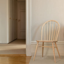 Lade das Bild in den Galerie-Viewer, L.Ercolani Holzstuhl im Windsor Stil - Modell Utility Chair
