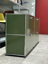Carica l&#39;immagine nel visualizzatore di Gallery, USM Haller Sideboard mit vier Klappen B1523 x H740 x T373mm - Olivgrün
