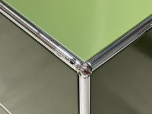 Carica l&#39;immagine nel visualizzatore di Gallery, USM Haller Sideboard mit vier Klappen B1523 x H740 x T373mm - Olivgrün
