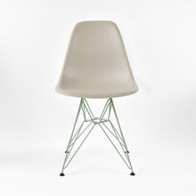 Lade das Bild in den Galerie-Viewer, Vitra Eames Plastic Side Chair DSR (RE) Sonderfarben
