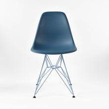 Lade das Bild in den Galerie-Viewer, Vitra Eames Plastic Side Chair DSR (RE) Sonderfarben
