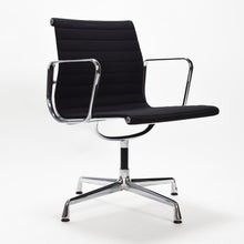 Carica l&#39;immagine nel visualizzatore di Gallery, vitra Eames EA108 Aluminium Chair - drehbarer Bürostuhl mit Armlehnen
