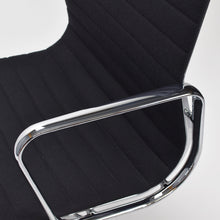 Carica l&#39;immagine nel visualizzatore di Gallery, vitra Eames EA108 Aluminium Chair - drehbarer Bürostuhl mit Armlehnen
