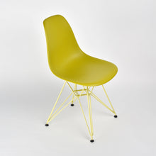 Afbeelding in Gallery-weergave laden, Vitra Eames Plastic Side Chair DSR (RE) Sonderfarben
